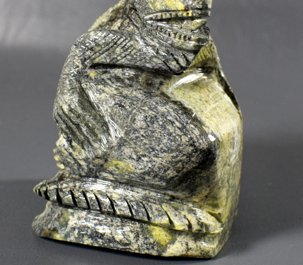figurka jaszczurki z serpentynitu, iguana