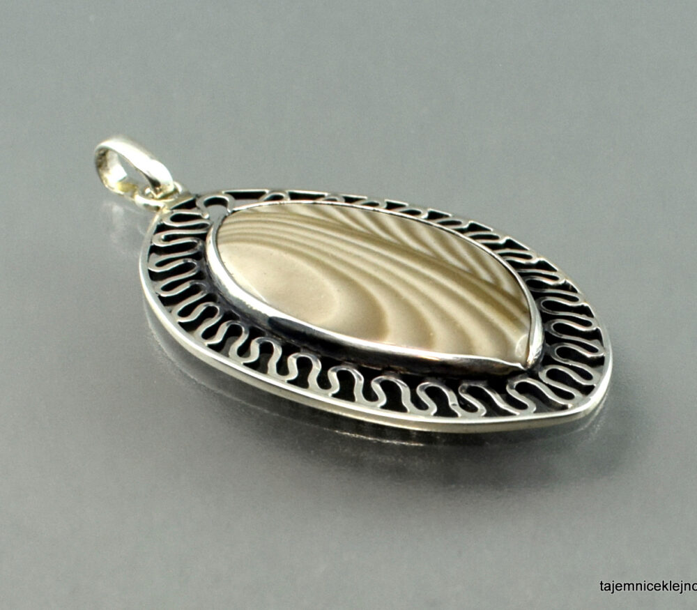 Wisior srebrny z krzemieniem pasiastym AŻUROWY LIŚĆ, biżuteria artystyczna, biżuteria handmade