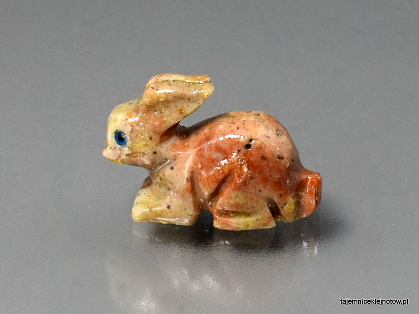 królik wyrzeźbiony z jednego kawałka kamienia mydlanego, talku, steatytu