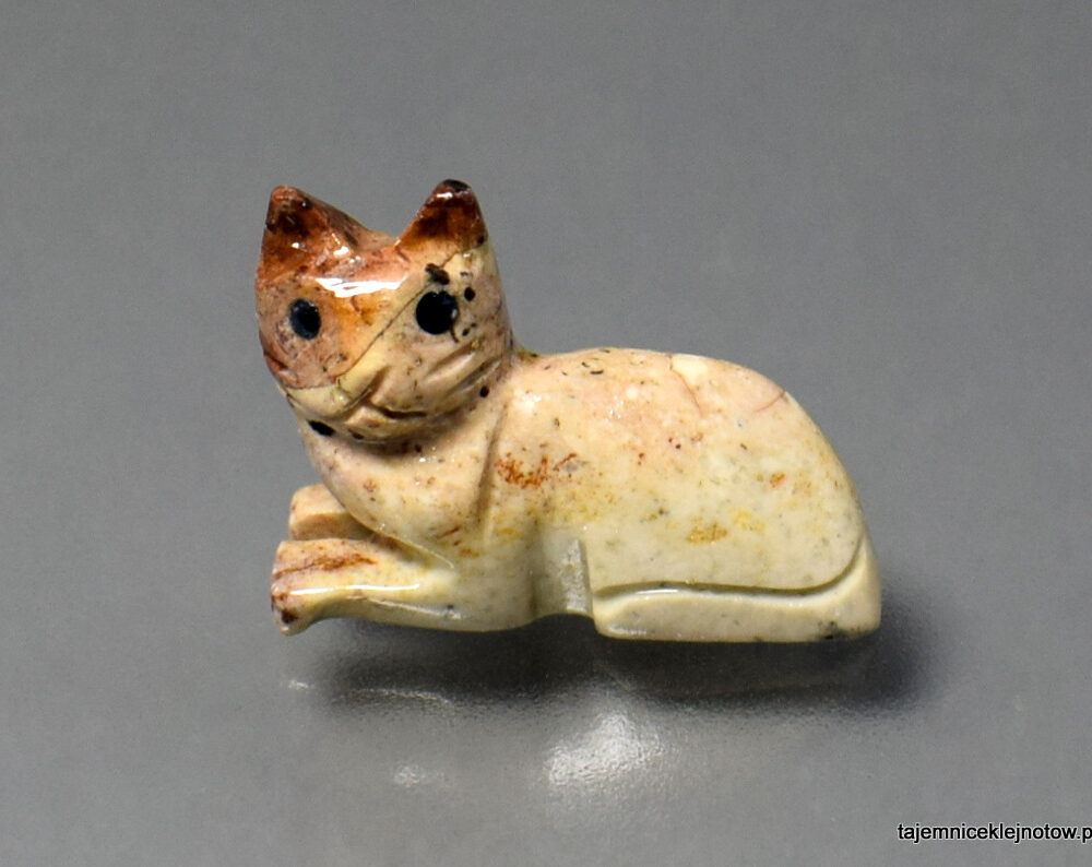 leżący kotek wyrzeźbiony z kamienia mydlanego, talku