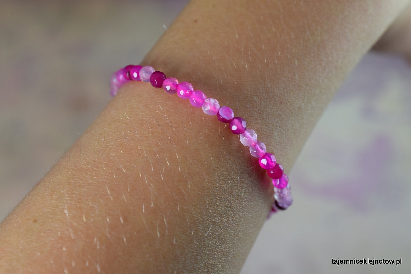bransoletka na gumce z różowym agatem bransoletka na gumce z różowym agatem