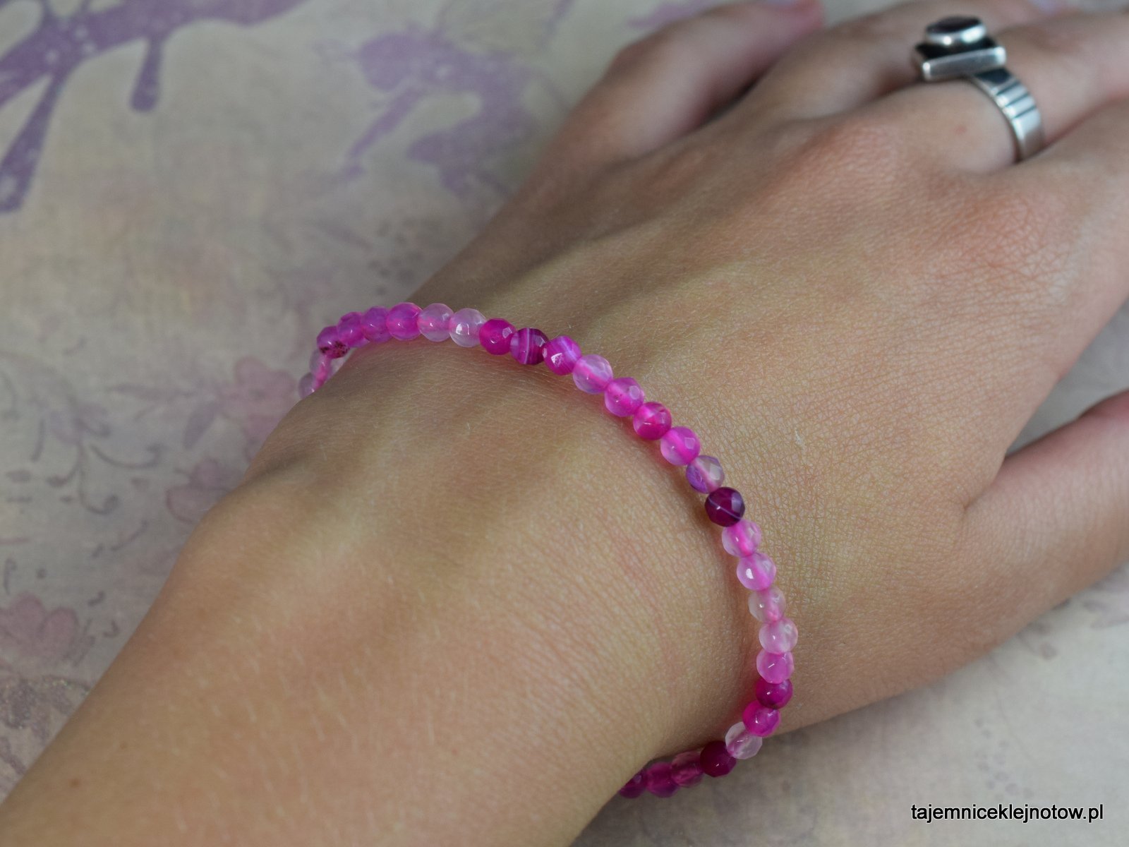 bransoletka na gumce z różowym agatem bransoletka na gumce z różowym agatem