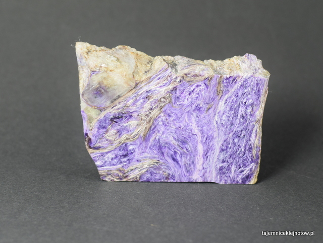 Szlifowany okaz czaroitu - tył