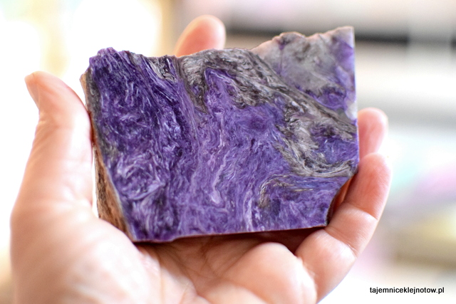 Szlifowany okaz czaroitu