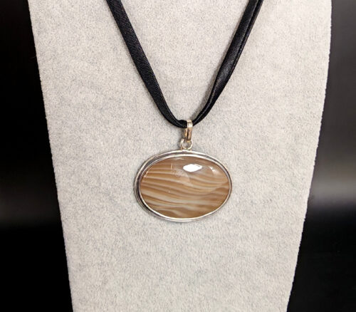 Wisior z krzemieniem pasiastym WSTĘGI