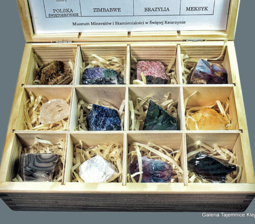 kolekcja minerałów w drewnianym pudełku z opisem