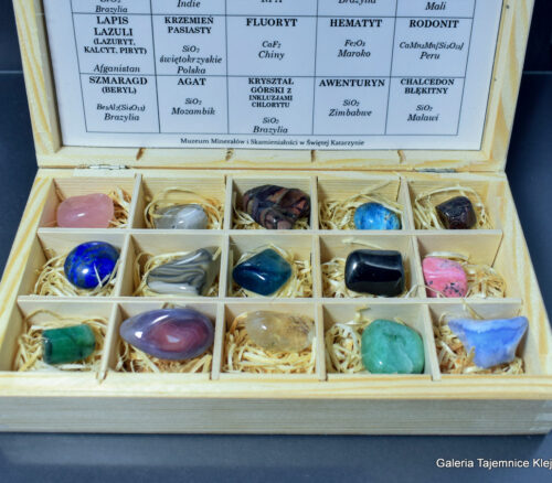 kolekcja minerałów bębnowanych w pudełku z grawerem