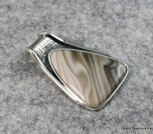 krzemień pasiasty wisior srebrny z fakturowaną zawieszką