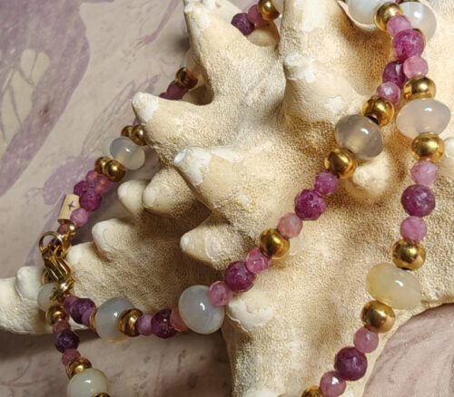 Choker z chalcedonów, turmalinów i rubinów