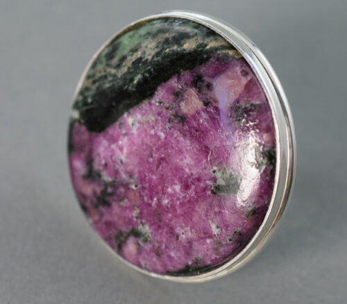 pierścionek z dużym rubinem w zoisycie - regulowany