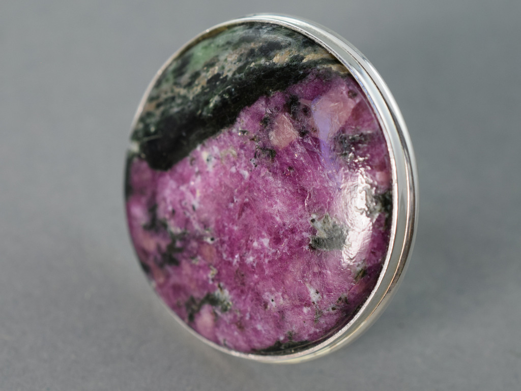 DSC_0313 pierścionek z dużym rubinem w zoisycie - regulowany