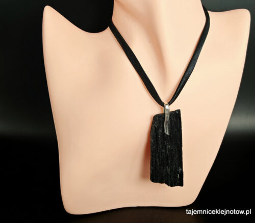 Wisior z surowego czarnego turmalinu