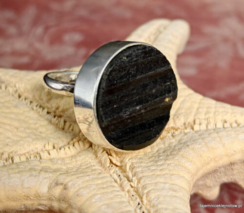 Pierścionek z czarnym turmalinem