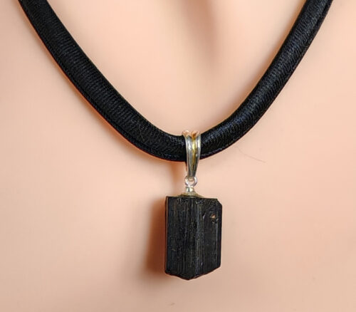 Mały wisiorek z surowego czarnego turmalinu
