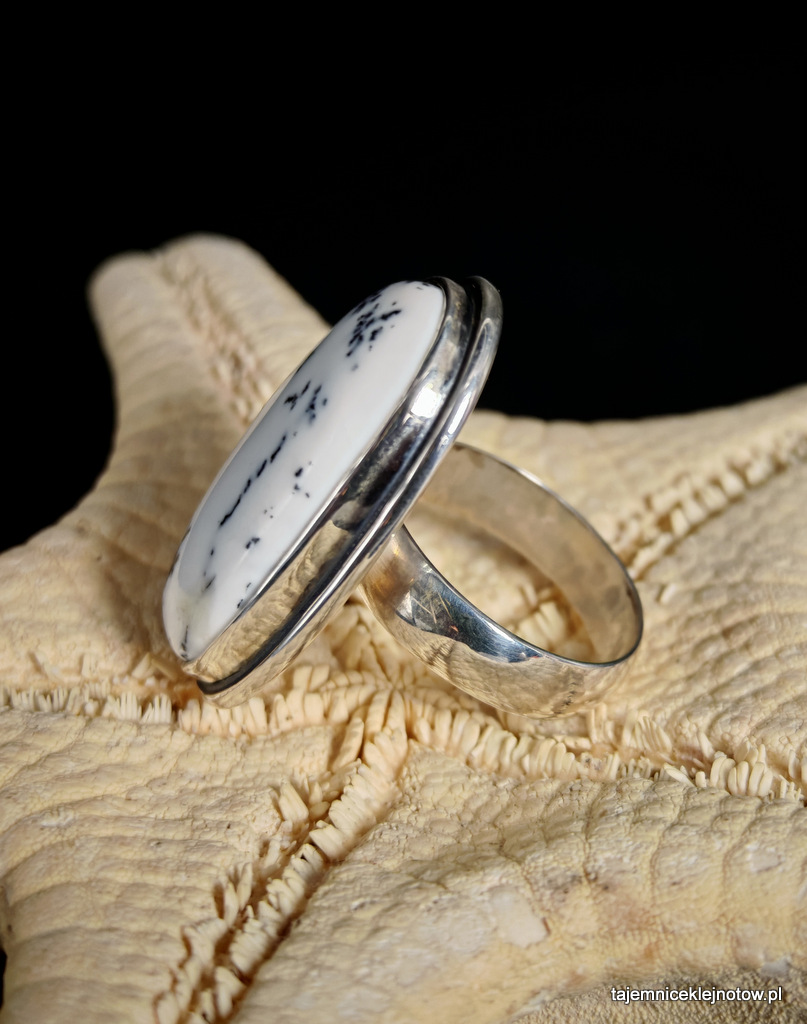 Pierścionek srebrny z białym agatem dendrytowym pierścionek srebrny z białym agatem dendrytowym widoczny z boku