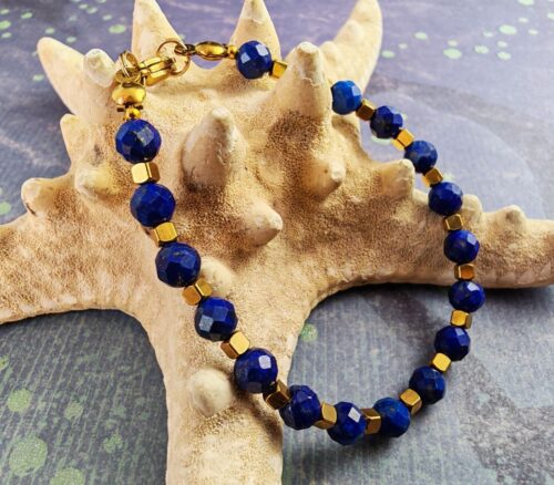 Bransoletka na żyłce jubilerskiej z fasetowanym lapisem lazuli wysokiej jakości przekładana kostkami w kolorze złotym zapięcie ze stali nierdzewnej w kolorze złotym