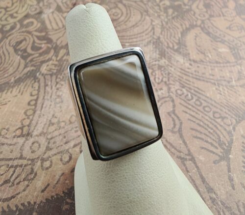 sygnet damski z krzemieniem pasiastym w srebrze