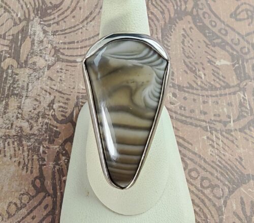 pierścionek z krzemienim pasiastym w kształcie strzałki w oprawie strebrnej