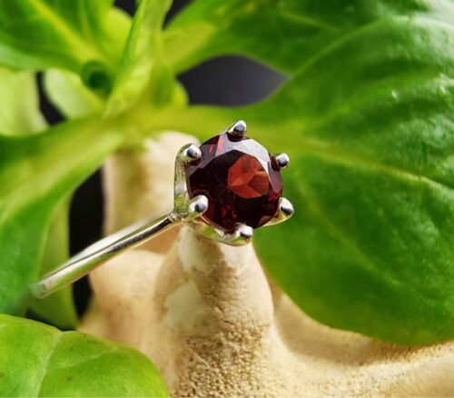 pierścionek srebrny z czerwonym granatem czerwonym naturalnym, ręcznie szlifowanym z polskiej pracowni