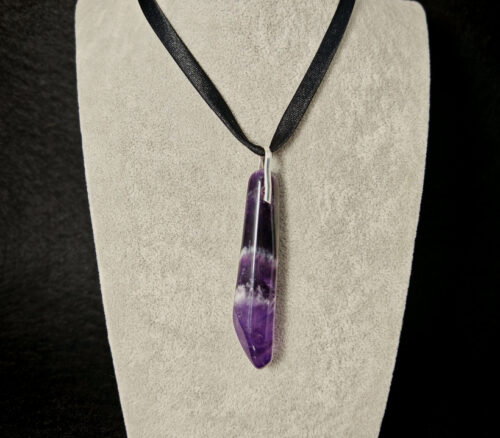 podłuży wisior z ametystu w formie wałka ze srebrna zawieszką