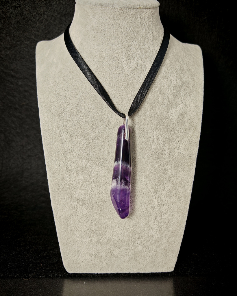 IMG_20251014_161711_edit_37197391186747 podłuży wisior z ametystu w formie wałka ze srebrna zawieszką