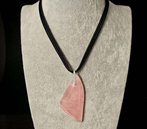 wisiorekn z kwarcem różowym ze srebrną zawieszką