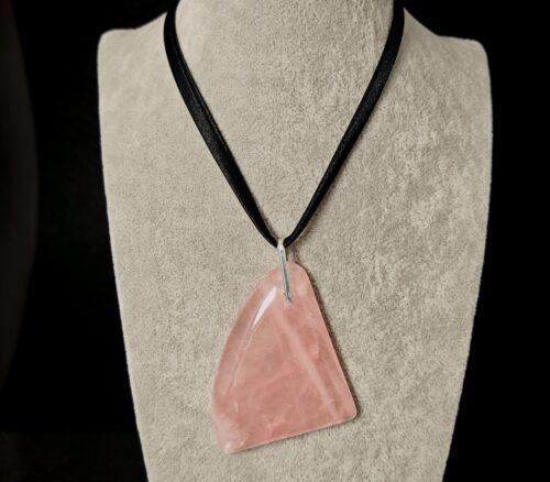 duży wisior z kwarcu różowego