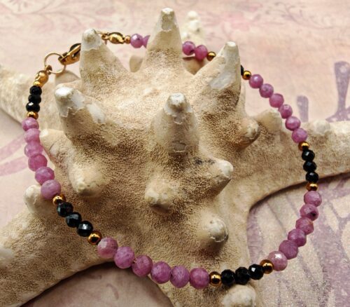 bransoletka z koralików z turmalinu różowego i turmalinu czarnego