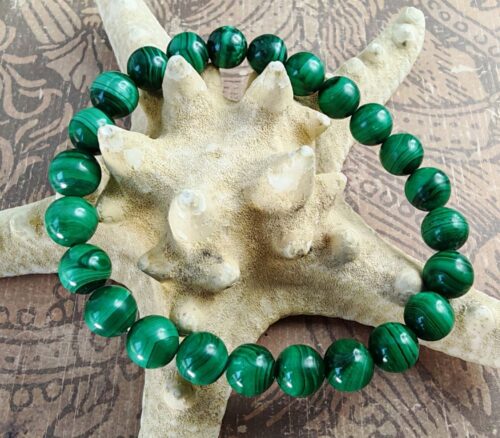bransoletka na gumce z kulek z malachitu sto procent naturalnego