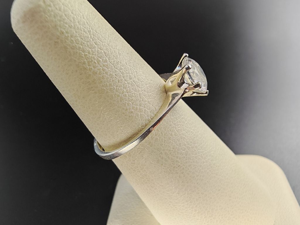 pierścionek z białym topazem w szlifie brylantowym widoczny z boku