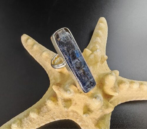 regulowany pierścionek z kyanitem surowym