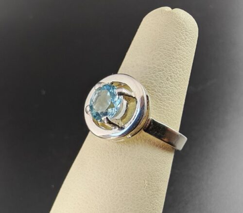 pierścionek z błękitnym topazem