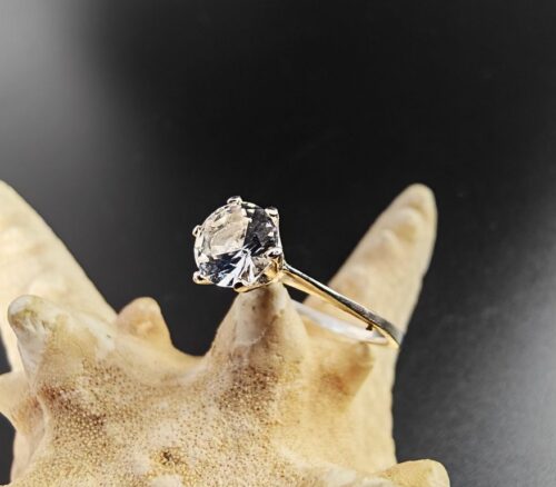 pierścionek z białym topazem 0,9 ct w oprawie srebrnej