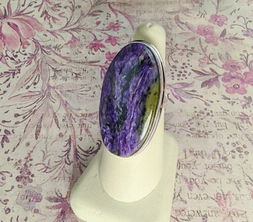 pierścionek regulowany z czaroitem w srebrnej oprawie