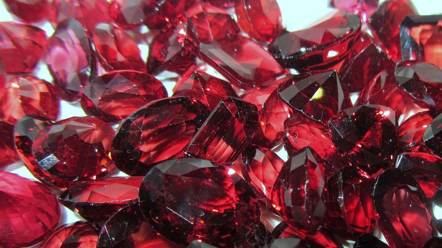 jak rozpoznać granat naturalny? praktyczne wskazówki, jak rozpoznać granat w warunkach domowych i odróżnić go od imitacji