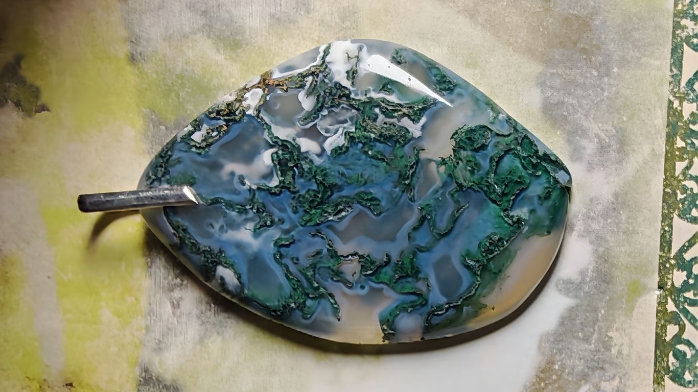 Jakie są odmiany agatu-poznaj najpiękniejsze rodzaje tego słynnego kamienia i dowiedz się które najlepiej wybrać