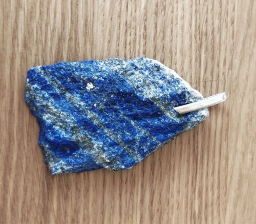 wisior z surowego lapisu lazulize srebrną zawieszką , 7 cm x 4 cm