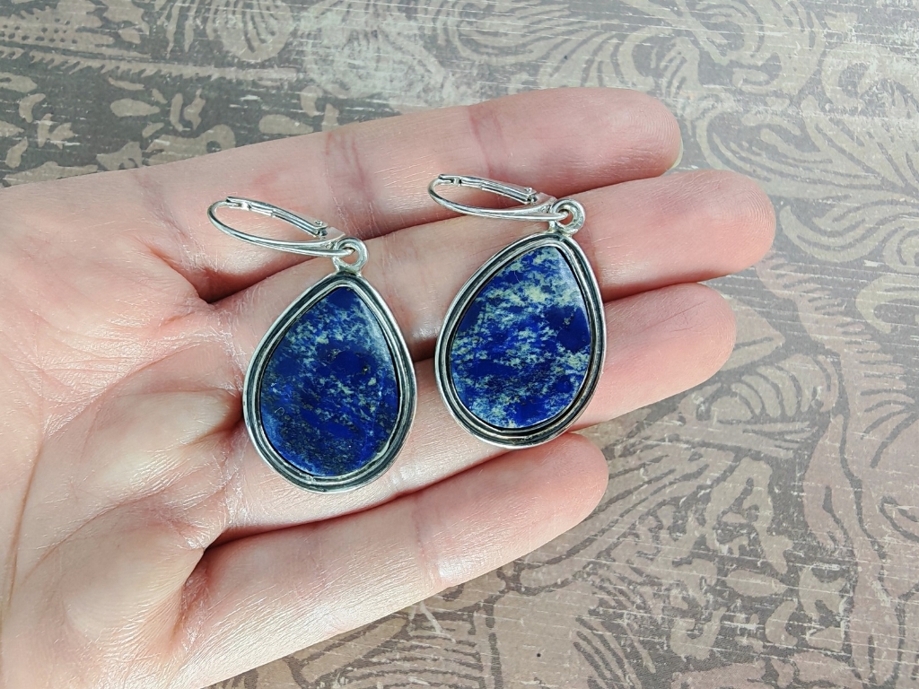 kolczyki z lapisem lazuli na ręce, część kompletu z lapisem lazuli