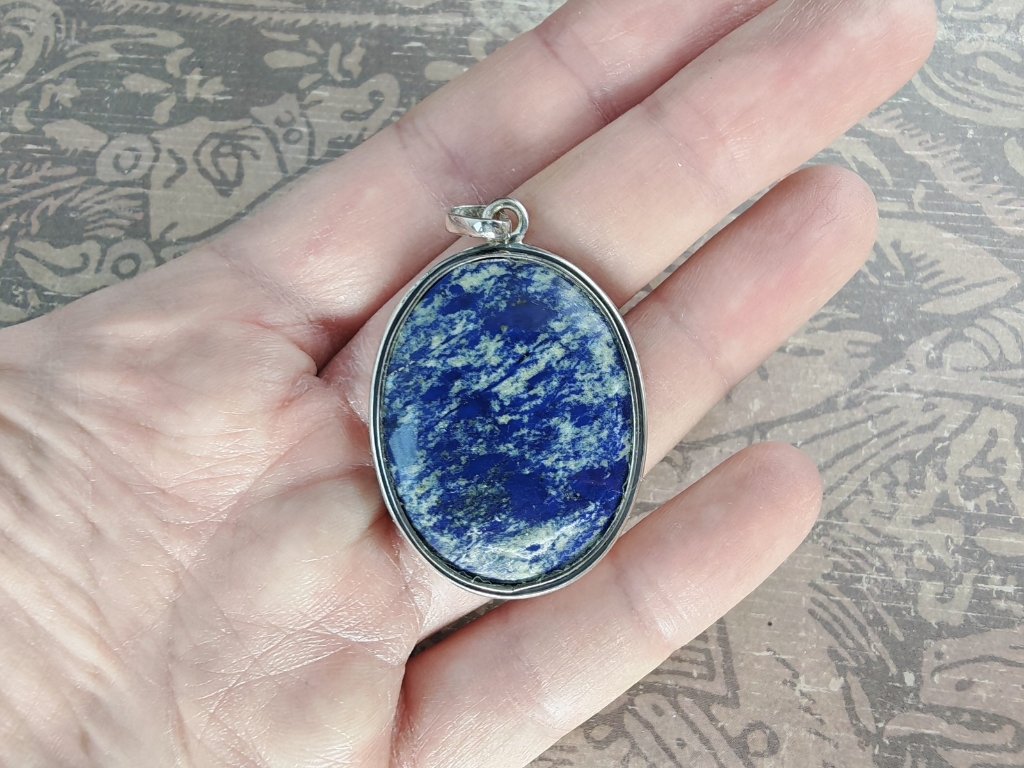 20260311_113021_0001 wisior z lapisem lazuli na dłoni, część kompletu z lapisem lazuli