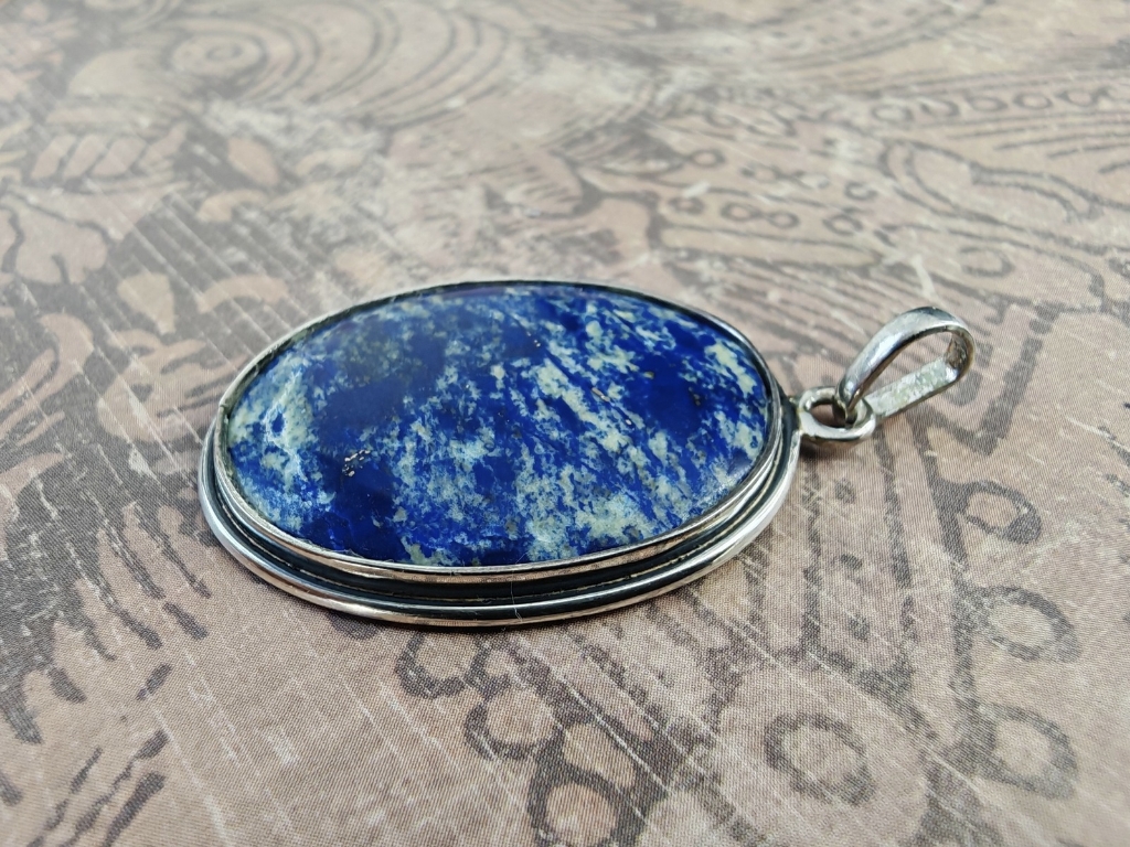 wisior z lapisem lazuli widoczny z boku