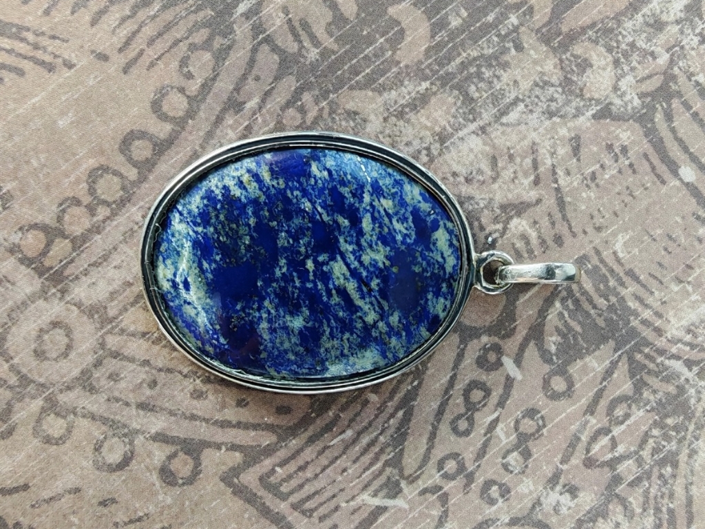 wisior z lapisem lazuli widoczny z przodu